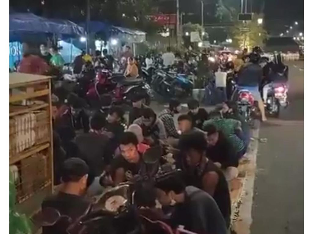 Kerumunan di Angkringan yang Bikin Pemda DIY Berang